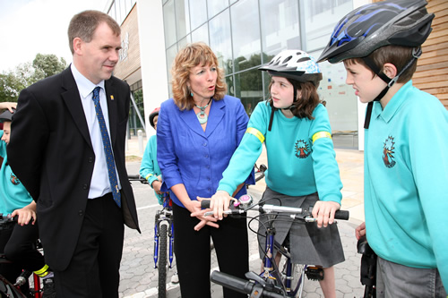 Minister Jane Davidson, Kevin Mayne & young cyclists at Cardiff